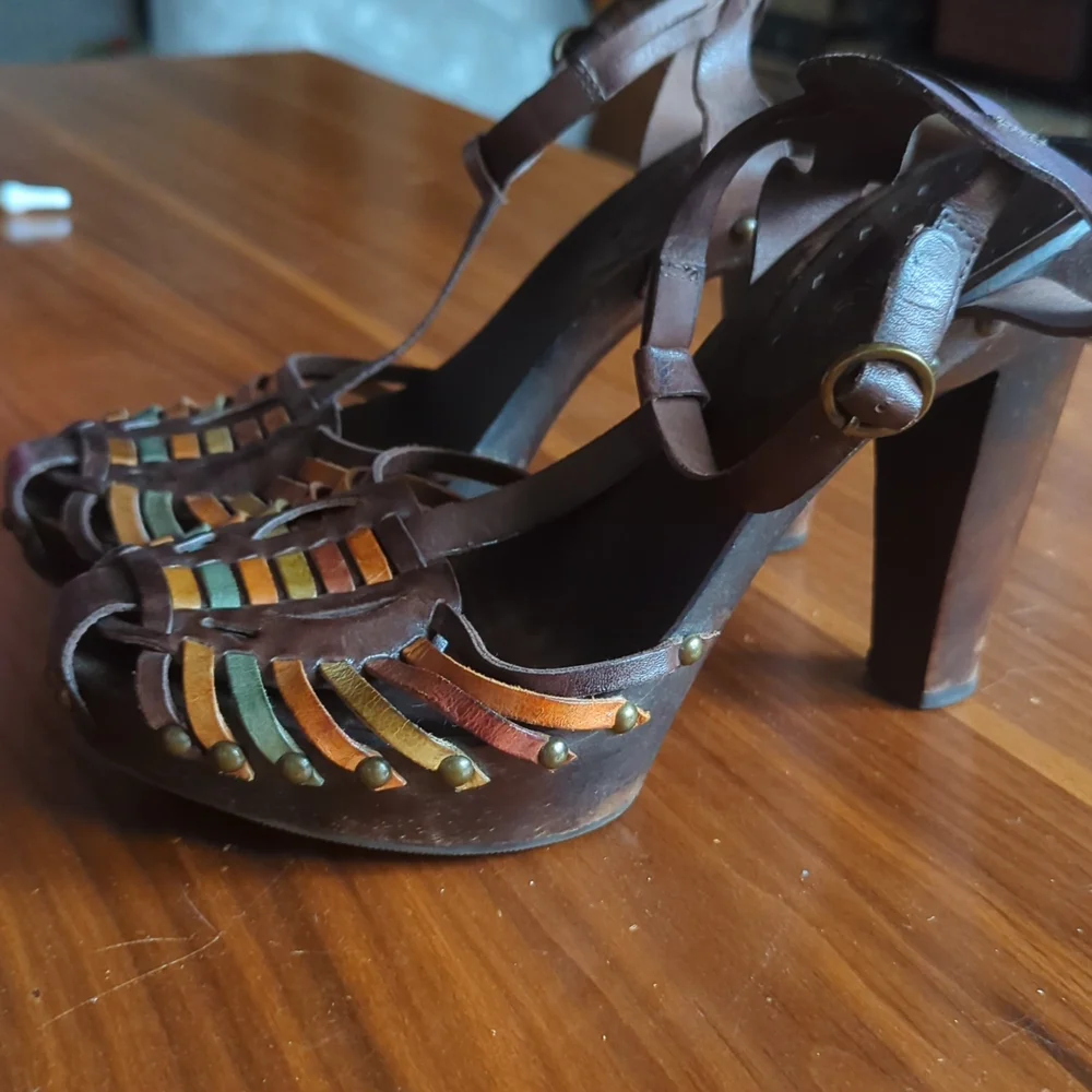 BCBGirls Shoes Wooden T-strap Block Heel Size 7 1/2 - Picture 3 of 9